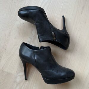 Vince Camuto Heeled Ankle Boots -EUC